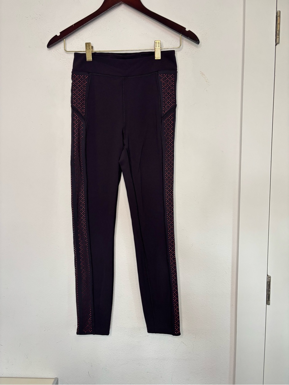 LULULEMON DEEP PLUM PINK PATTERNED FULL LENGTH LEGGINGS SZ 4